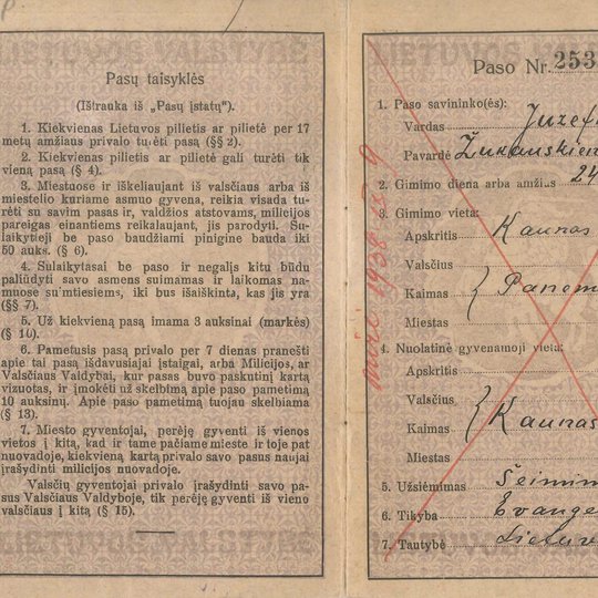 1920 m. liepos mėnesį gen. Silvestro Žukausko žmonai Juzefinai Hasvardaitei-Žukauskienei išduotas LR vidaus pasas. Paso duomenys perbraukti jai mirus.  Gen. S. Žukauskas kartu su J. Hasvardaite susituokė 1894 m.  KRVA. F. 66, ap. 1, b. Ž-115, l. 3 a.p.-4